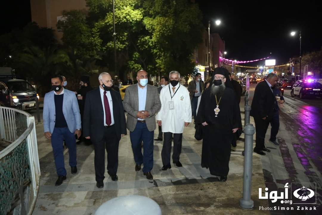 مندوبون عن الكوادر الصحية في محافظة مادبا يشاركون بإضاءة شجرة عيد الميلاد المجيد في ساحة السلام 