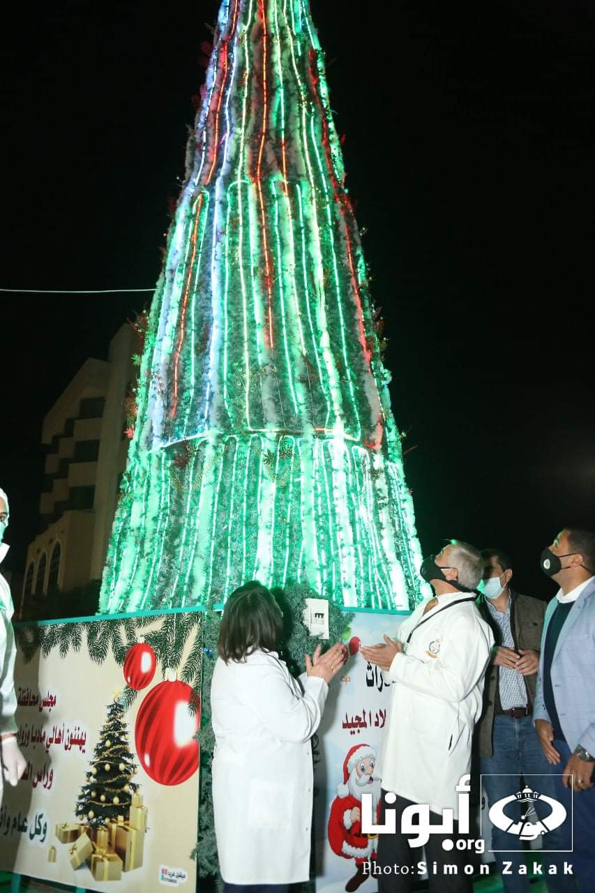 مندوبون عن الكوادر الصحية في محافظة مادبا يشاركون بإضاءة شجرة عيد الميلاد المجيد في ساحة السلام 