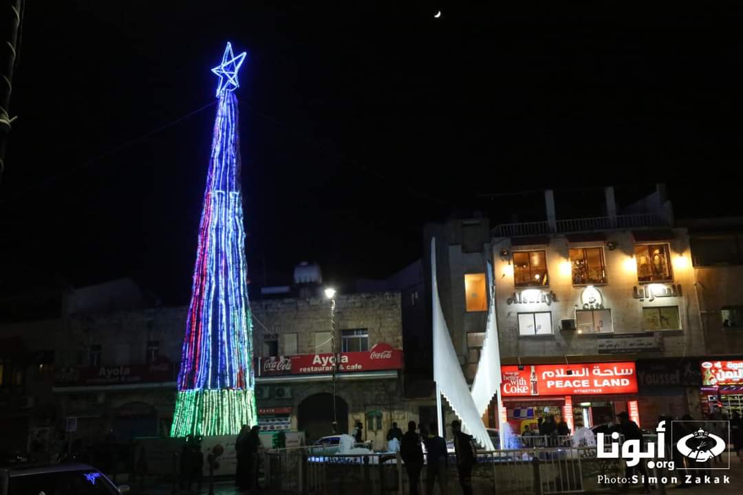 مندوبون عن الكوادر الصحية في محافظة مادبا يشاركون بإضاءة شجرة عيد الميلاد المجيد في ساحة السلام 