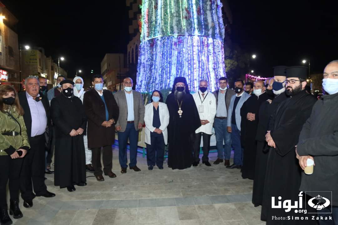 مندوبون عن الكوادر الصحية في محافظة مادبا يشاركون بإضاءة شجرة عيد الميلاد المجيد في ساحة السلام 