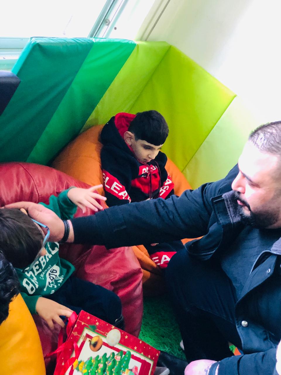 السفير أيهم زكي معايعة يقوم بزيارة إلى مركز الأطفال المبتسمين لذوي الاحتياجات الخاصة