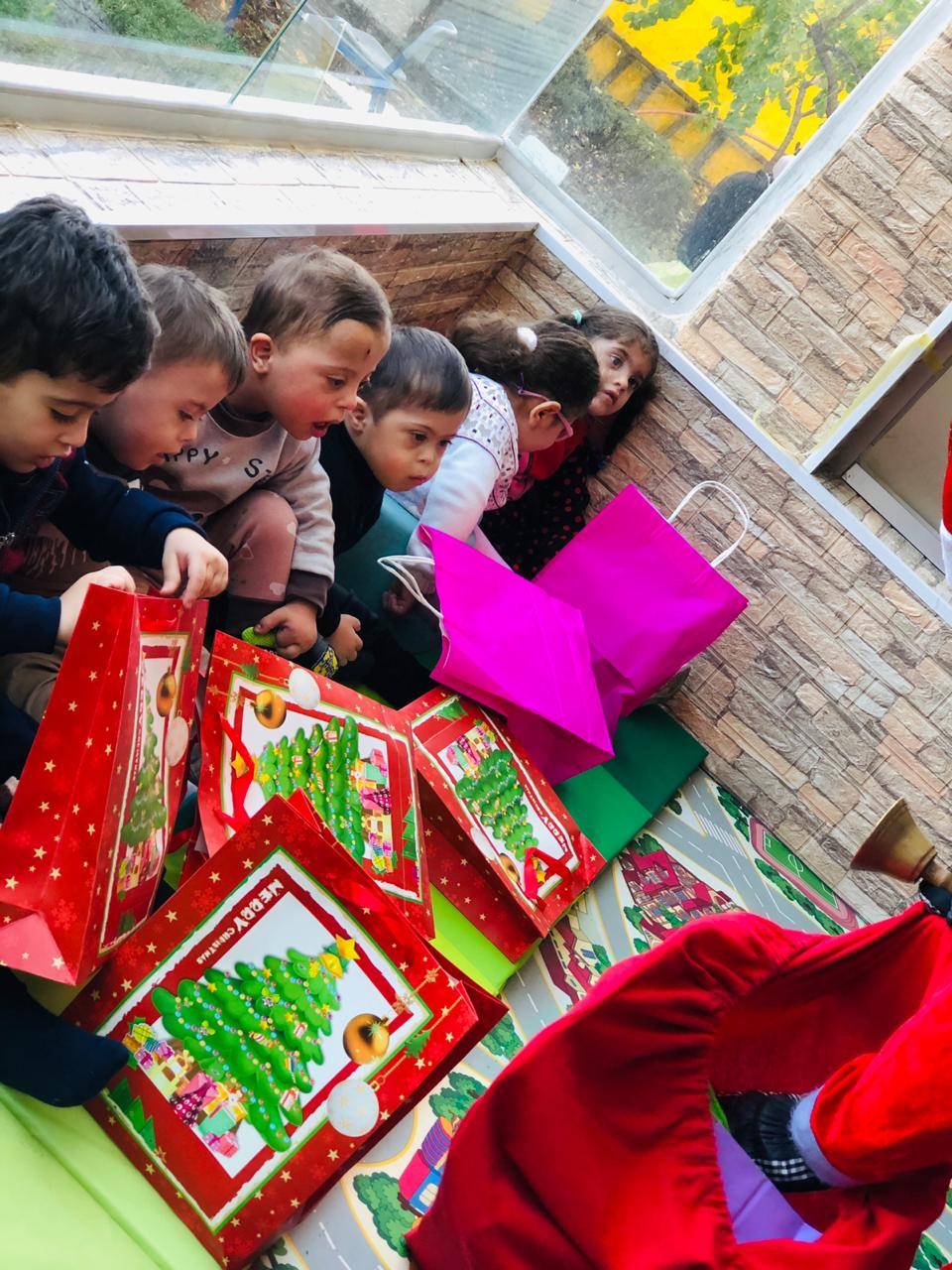 السفير أيهم زكي معايعة يقوم بزيارة إلى مركز الأطفال المبتسمين لذوي الاحتياجات الخاصة