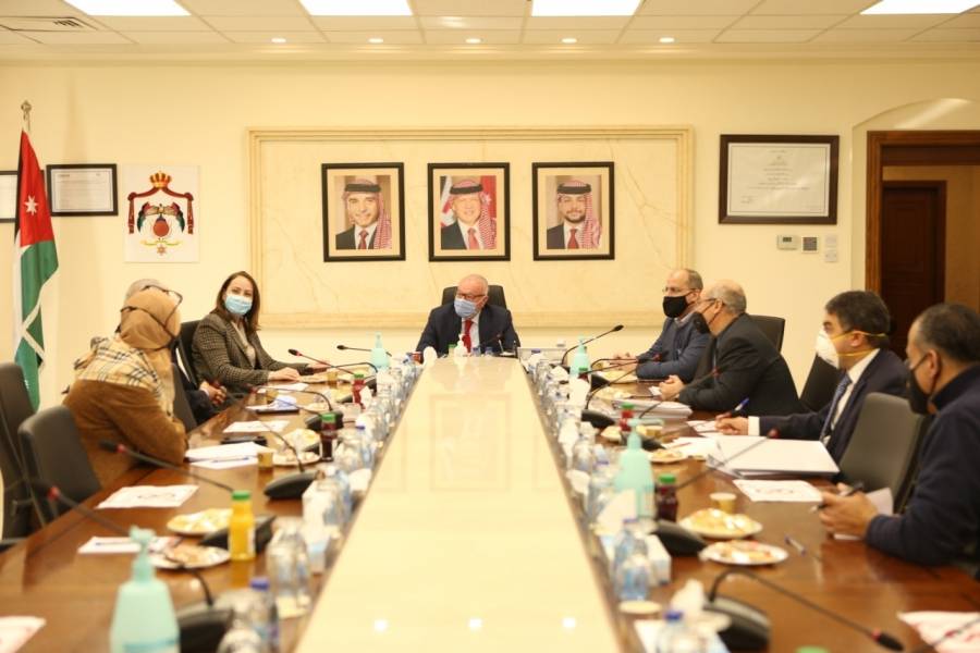 وزارة الاشغال تبحث دعم القطاع الصناعي مع وزارة الصناعة والتجارة