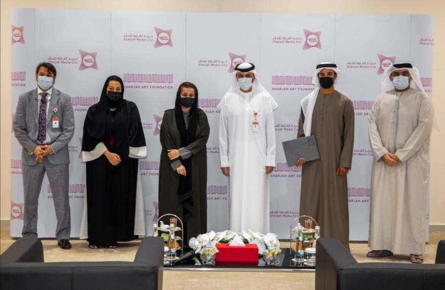 مدينة الشارقة للإعلام (شمس) تكرم الفائز في جائزة الملتقى التشاركي عن سيناريو فيلم دموع الجمل