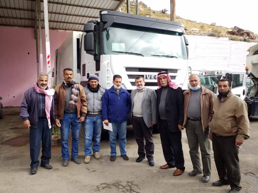 بلدية السلط تعزز أسطول آلياتها بضاغطة سعة 16متر مكعب 