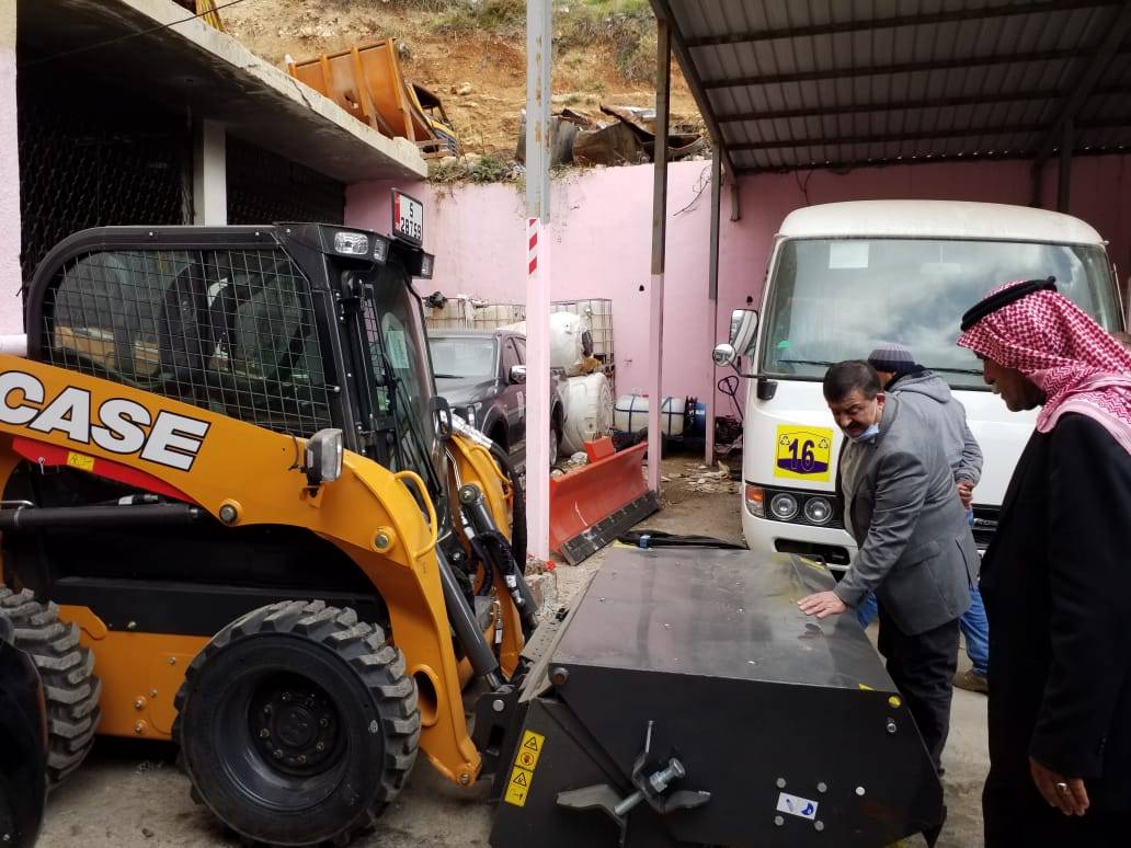 بلدية السلط تعزز أسطول آلياتها بضاغطة سعة 16متر مكعب 