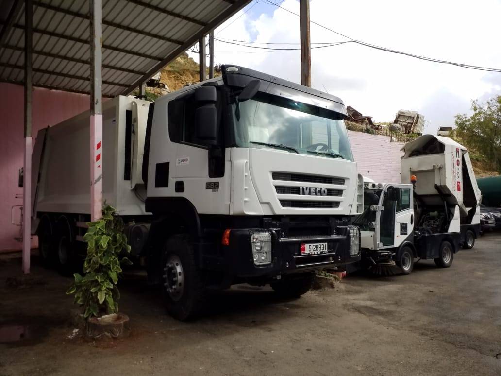 بلدية السلط تعزز أسطول آلياتها بضاغطة سعة 16متر مكعب 