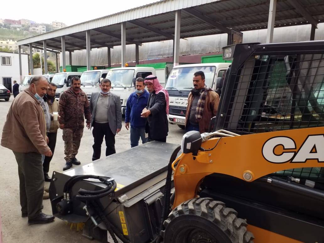 بلدية السلط تعزز أسطول آلياتها بضاغطة سعة 16متر مكعب 