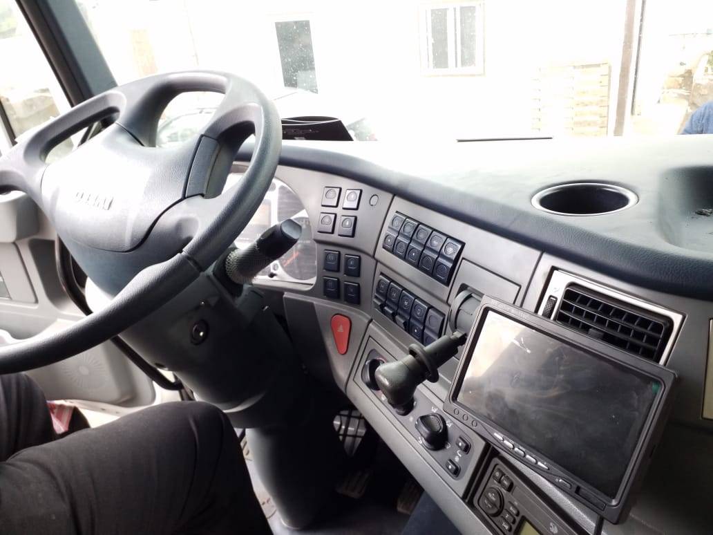 بلدية السلط تعزز أسطول آلياتها بضاغطة سعة 16متر مكعب 