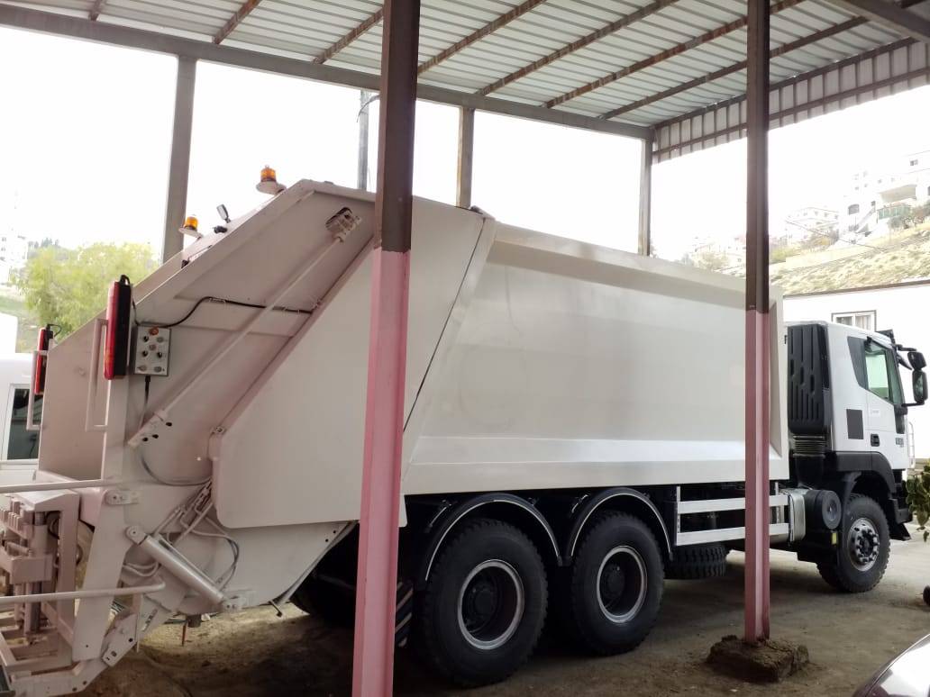 بلدية السلط تعزز أسطول آلياتها بضاغطة سعة 16متر مكعب 