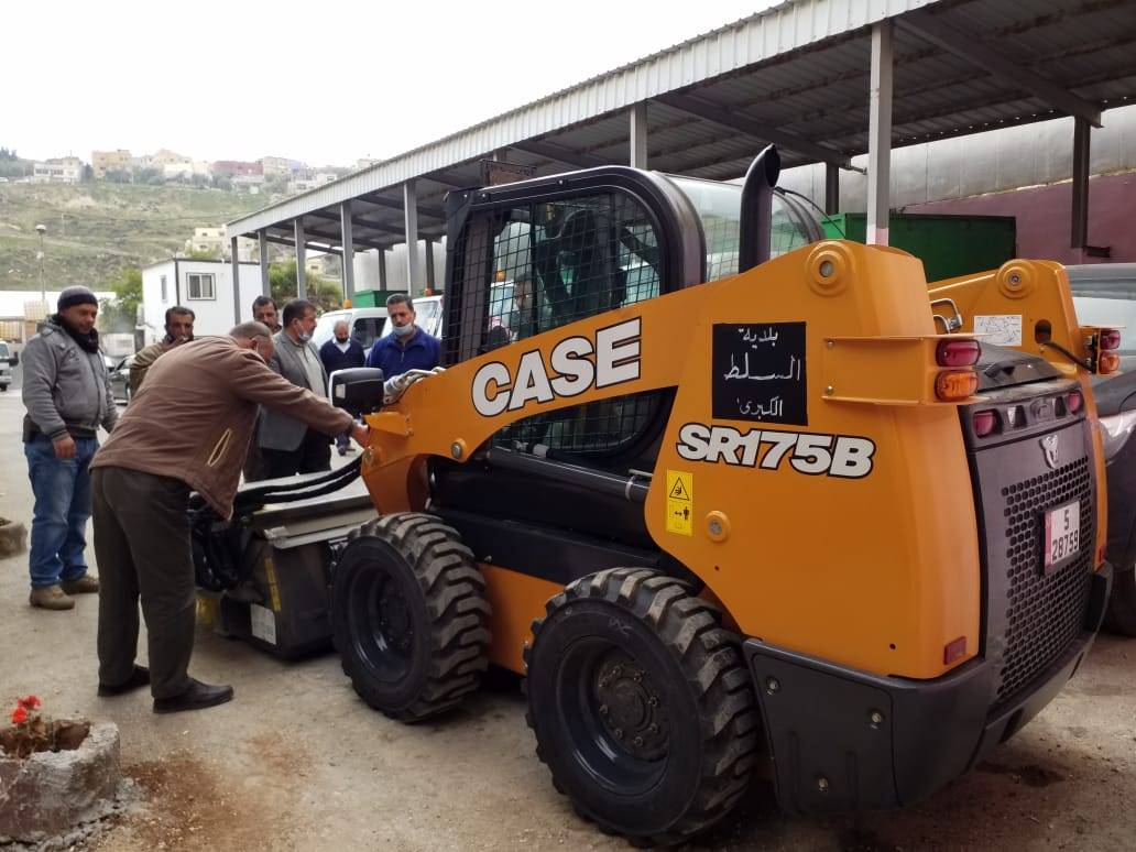 بلدية السلط تعزز أسطول آلياتها بضاغطة سعة 16متر مكعب 