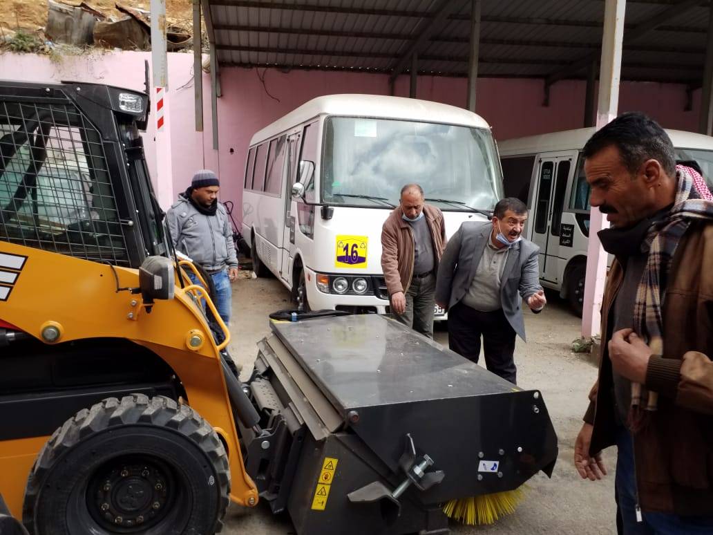 بلدية السلط تعزز أسطول آلياتها بضاغطة سعة 16متر مكعب 