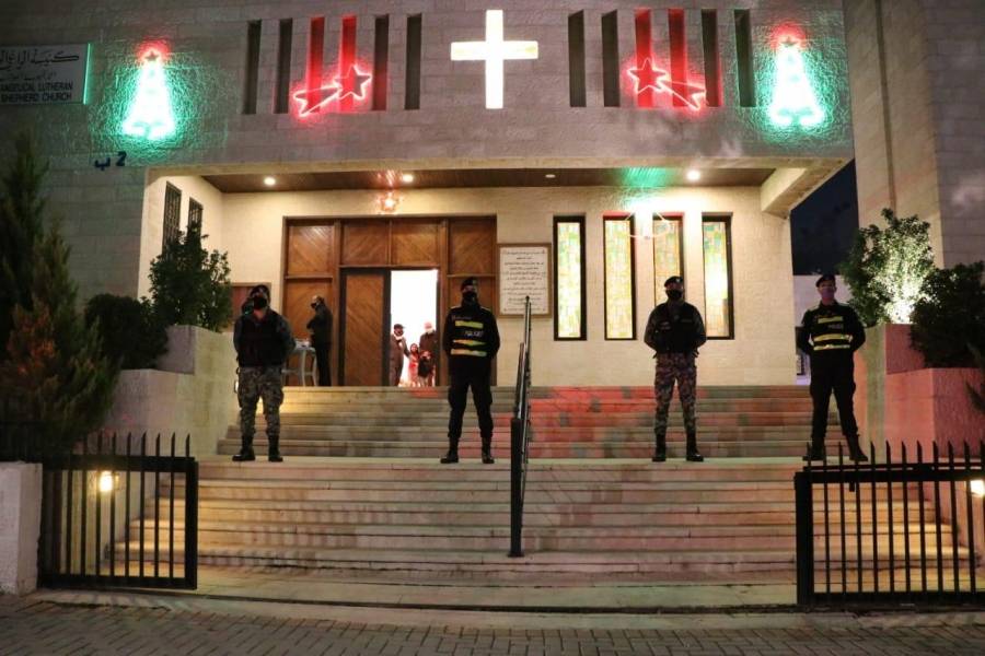 صور من الميدان : تزامناً مع الأعياد .. نشامى الامن العام ينفذون خطة أمنية حول الكنائس وفي الأسواق