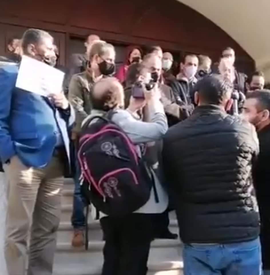 وقفة احتجاجية أمام مقر نقابة الصحفيين للمطالبة بالإفراج عن الزميل جمال حداد ولرفض توقيف الصحفيين 