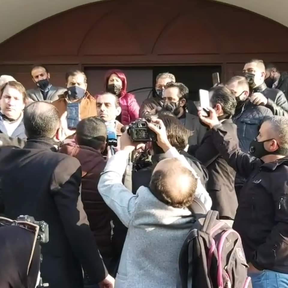 وقفة احتجاجية أمام مقر نقابة الصحفيين للمطالبة بالإفراج عن الزميل جمال حداد ولرفض توقيف الصحفيين 