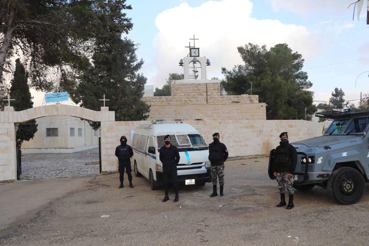 صور من الميدان : تزامناً مع الأعياد .. نشامى الامن العام ينفذون خطة أمنية حول الكنائس وفي الأسواق