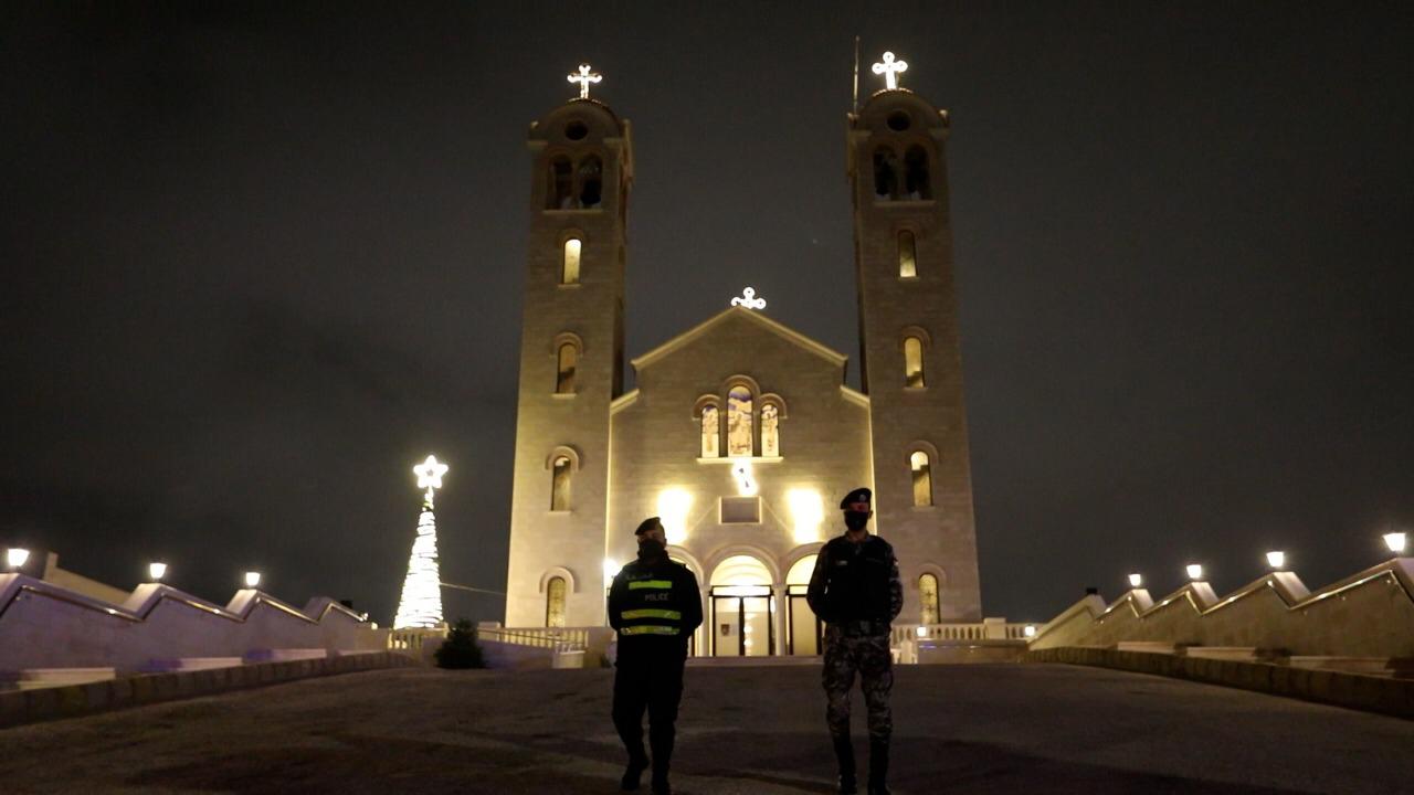 صور من الميدان : تزامناً مع الأعياد .. نشامى الامن العام ينفذون خطة أمنية حول الكنائس وفي الأسواق