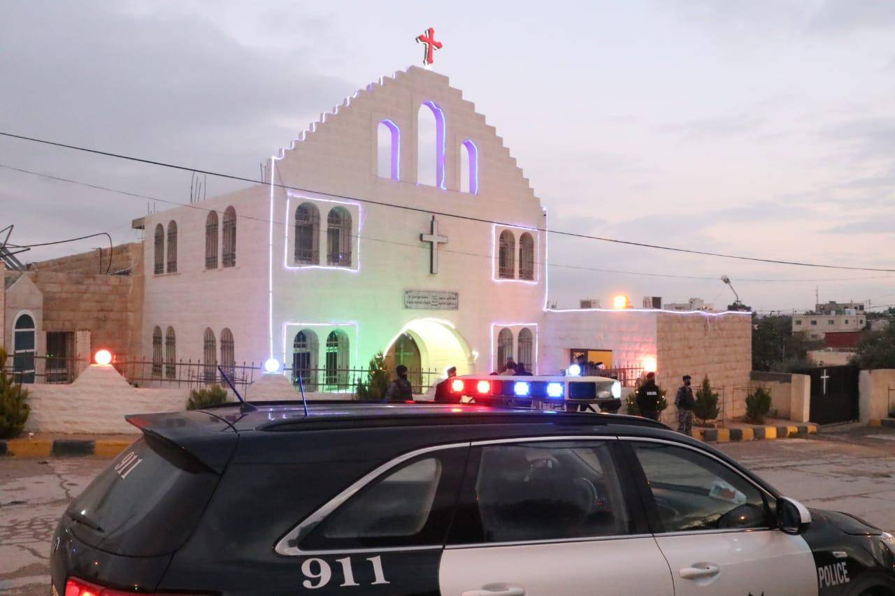 صور من الميدان : تزامناً مع الأعياد .. نشامى الامن العام ينفذون خطة أمنية حول الكنائس وفي الأسواق