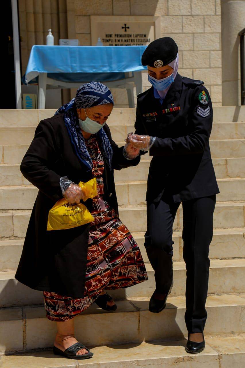 صور من الميدان : تزامناً مع الأعياد .. نشامى الامن العام ينفذون خطة أمنية حول الكنائس وفي الأسواق