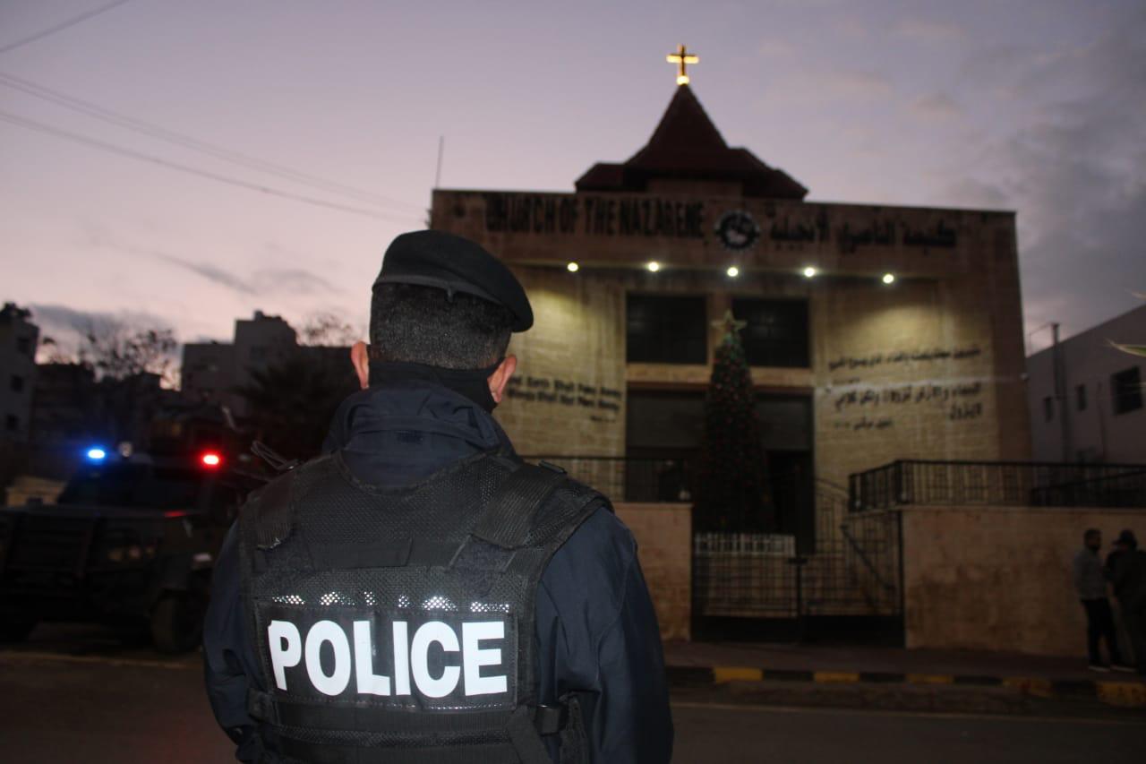 صور من الميدان : تزامناً مع الأعياد .. نشامى الامن العام ينفذون خطة أمنية حول الكنائس وفي الأسواق