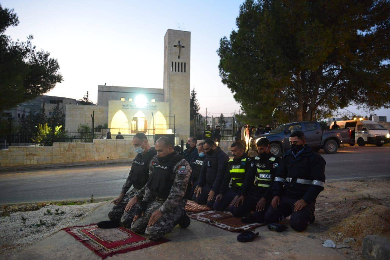 صور من الميدان : تزامناً مع الأعياد .. نشامى الامن العام ينفذون خطة أمنية حول الكنائس وفي الأسواق