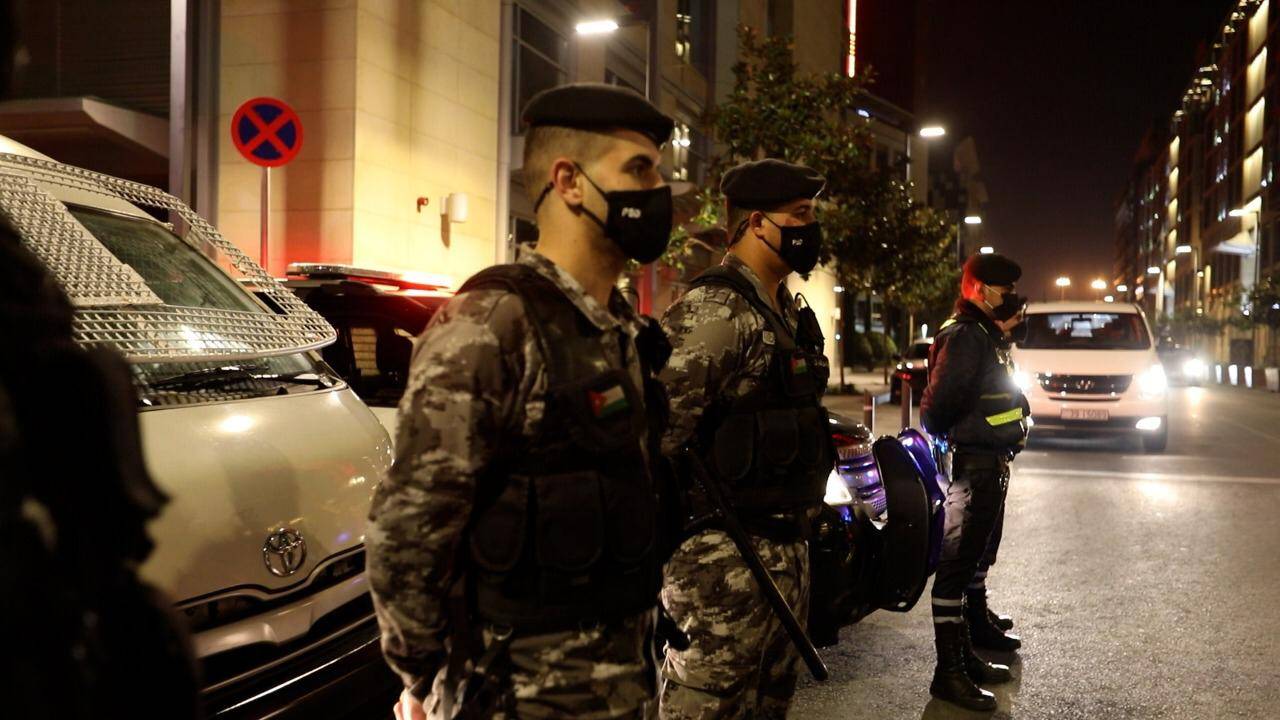 صور من الميدان : تزامناً مع الأعياد .. نشامى الامن العام ينفذون خطة أمنية حول الكنائس وفي الأسواق