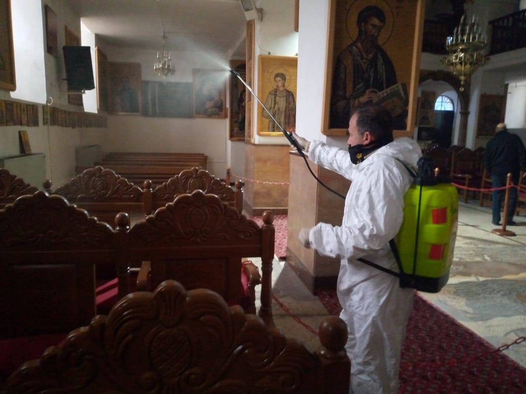 هيئة شباب كلنا الاردن وفريق راجم يواصلان تعقيم الكنائس في مادبا