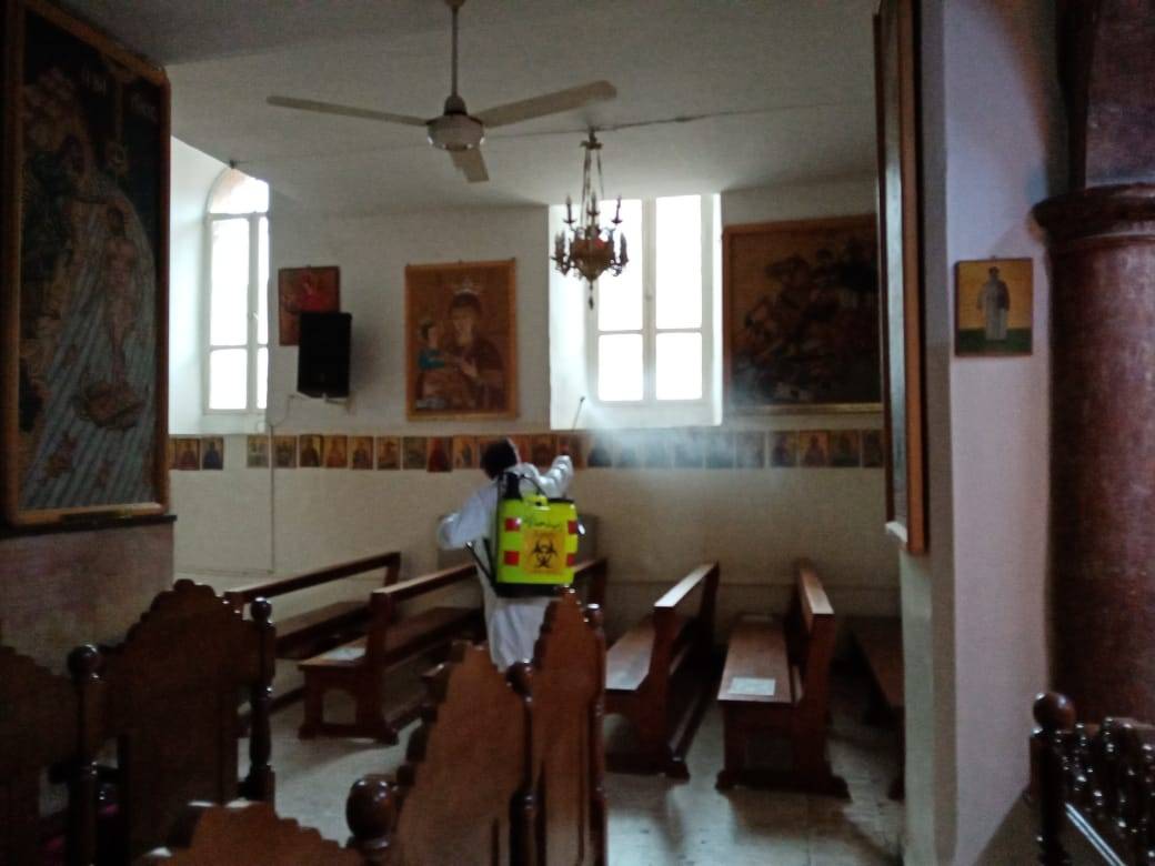 هيئة شباب كلنا الاردن وفريق راجم يواصلان تعقيم الكنائس في مادبا