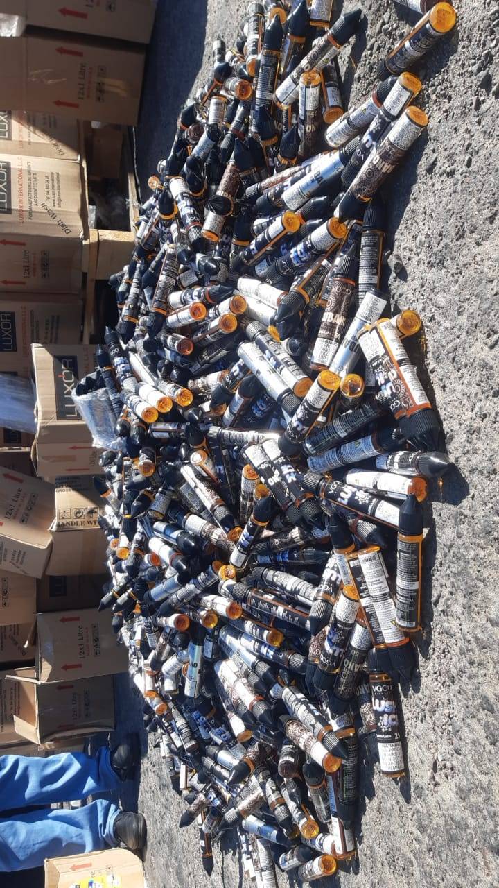 الجمارك تحبط تهريب نكهات سجائر إلكترونية