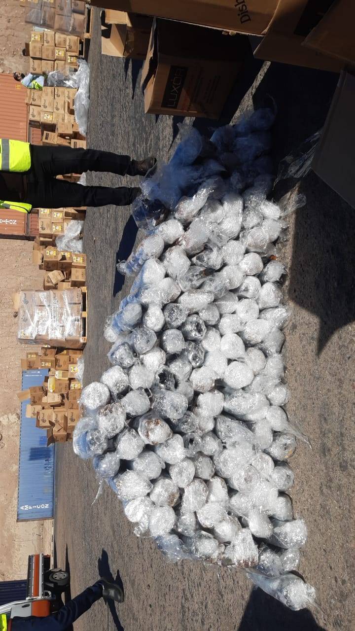 الجمارك تحبط تهريب نكهات سجائر إلكترونية  