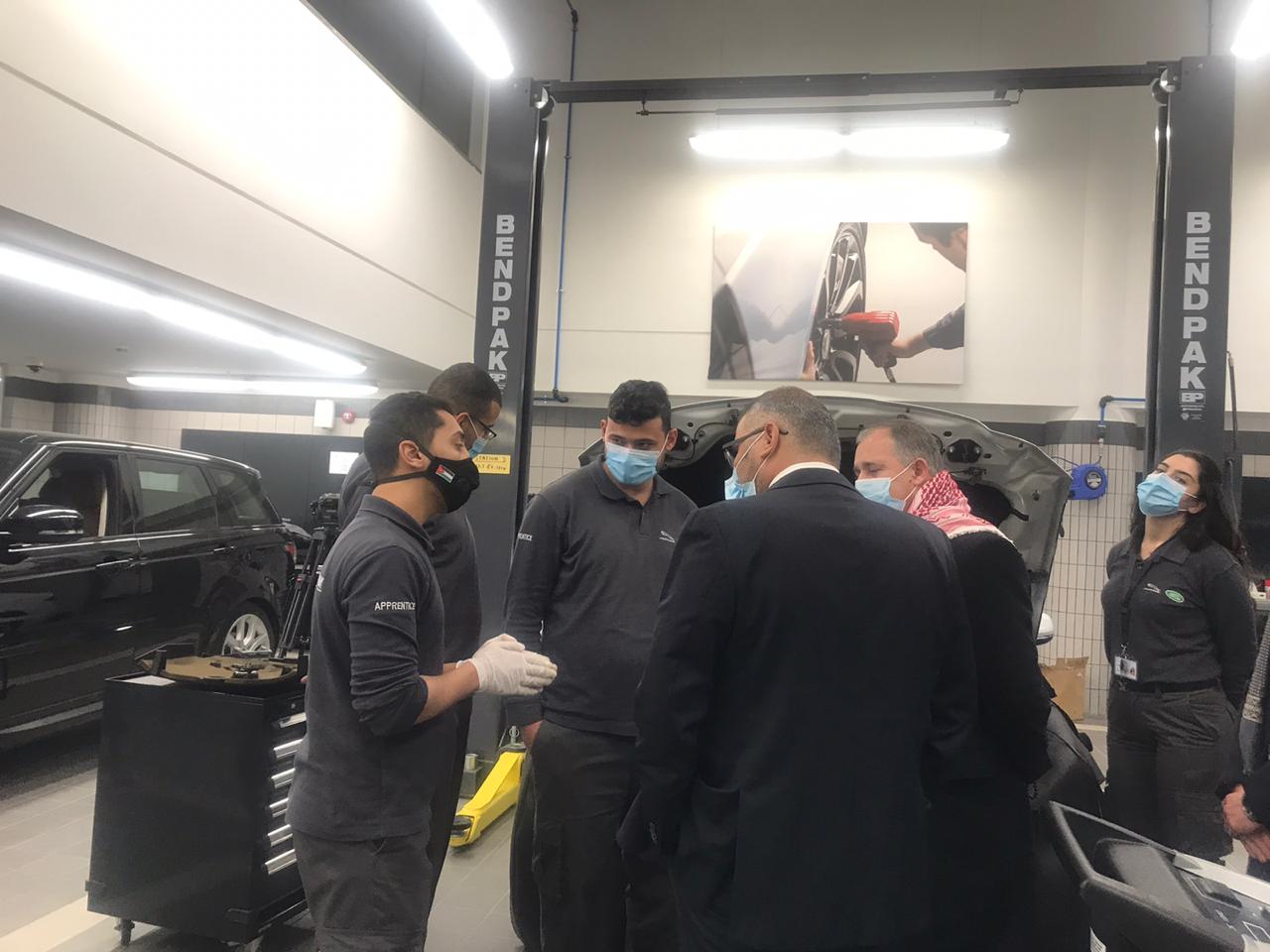 وزير العمل يزور أكاديمية جاكوار لاندروفر للتلمذة المهنية  