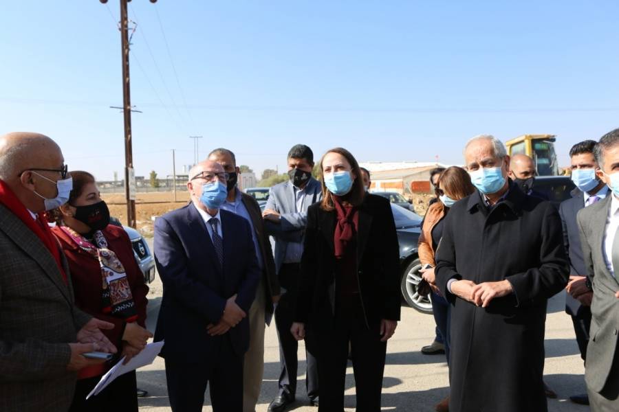 وزيرا الأشغال العامة والصناعة والتجارة يتفقدان  طريق الشحن الجوي في  القسطل الصناعية