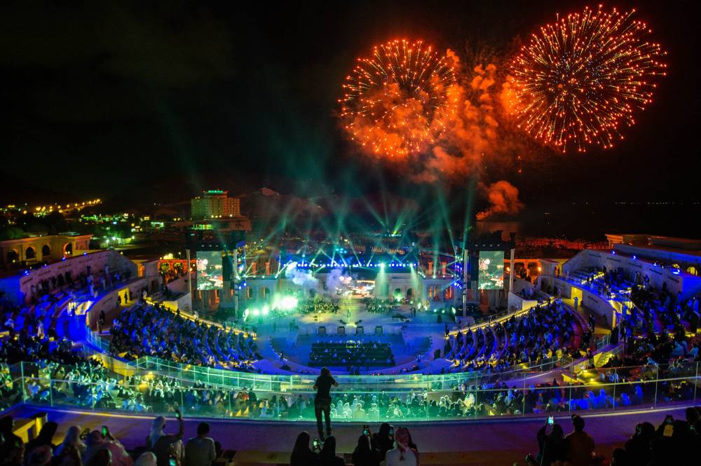 حسين الجسمي يختتم العام 2020 بافتتاح أول الحفلات الغنائية في مدرّج خورفكان بحفل ضخم