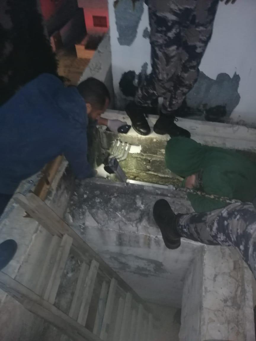 الدفاع المدني يُنقذ شخصاً سقط وحوصر داخل مدخنة بعمق 20 متراً