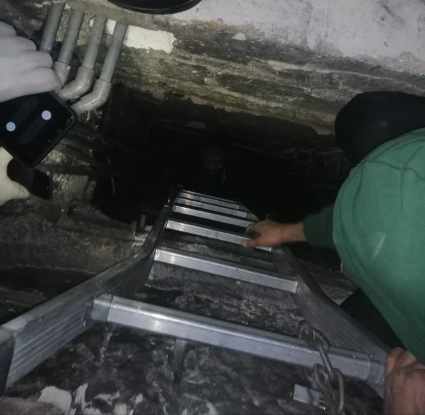 الدفاع المدني يُنقذ شخصاً سقط وحوصر داخل مدخنة بعمق 20 متراً