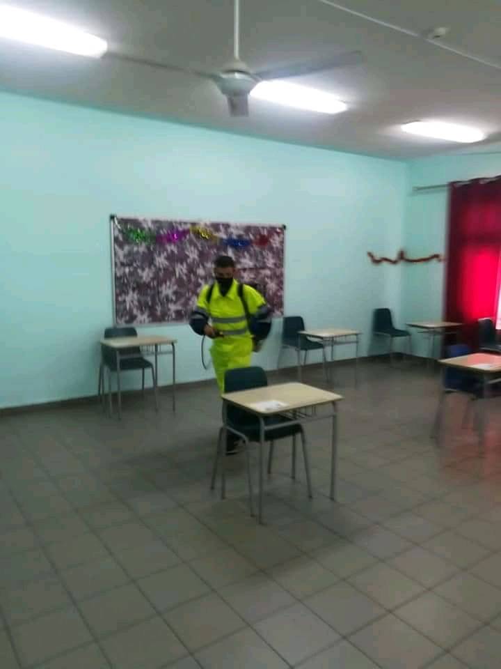 فرق الطوارئ في بلدية المفرق الكبرى تواصل تنفيذ حملات التعقيم لمراكز قاعات إمتحانات الثانوية العامة .. صور