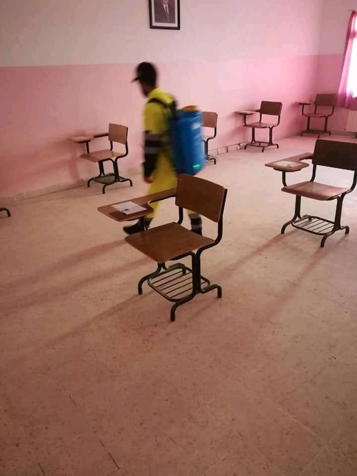 فرق الطوارئ في بلدية المفرق الكبرى تواصل تنفيذ حملات التعقيم لمراكز قاعات إمتحانات الثانوية العامة .. صور