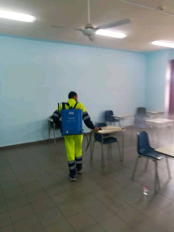 فرق الطوارئ في بلدية المفرق الكبرى تواصل تنفيذ حملات التعقيم لمراكز قاعات إمتحانات الثانوية العامة .. صور