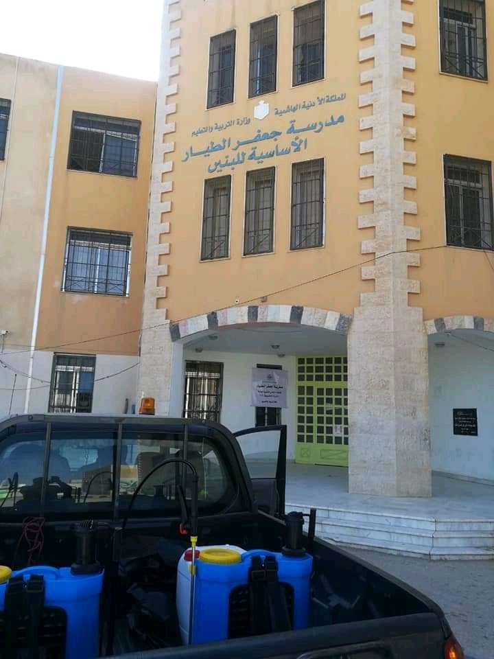 فرق الطوارئ في بلدية المفرق الكبرى تواصل تنفيذ حملات التعقيم لمراكز قاعات إمتحانات الثانوية العامة .. صور
