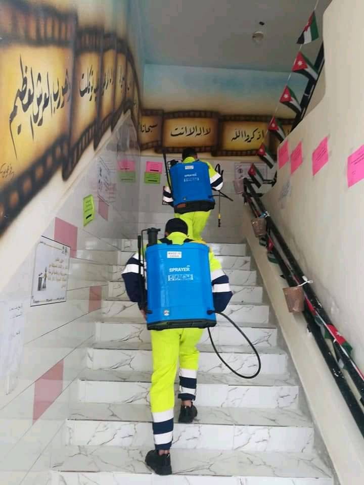 فرق الطوارئ في بلدية المفرق الكبرى تواصل تنفيذ حملات التعقيم لمراكز قاعات إمتحانات الثانوية العامة .. صور