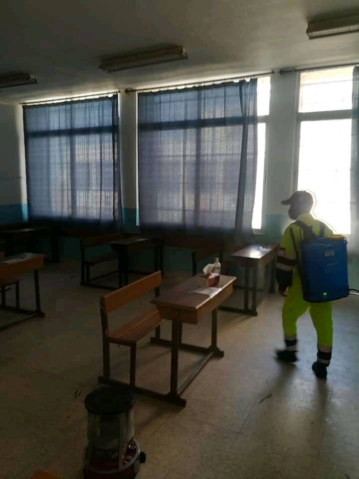فرق الطوارئ في بلدية المفرق الكبرى تواصل تنفيذ حملات التعقيم لمراكز قاعات إمتحانات الثانوية العامة .. صور