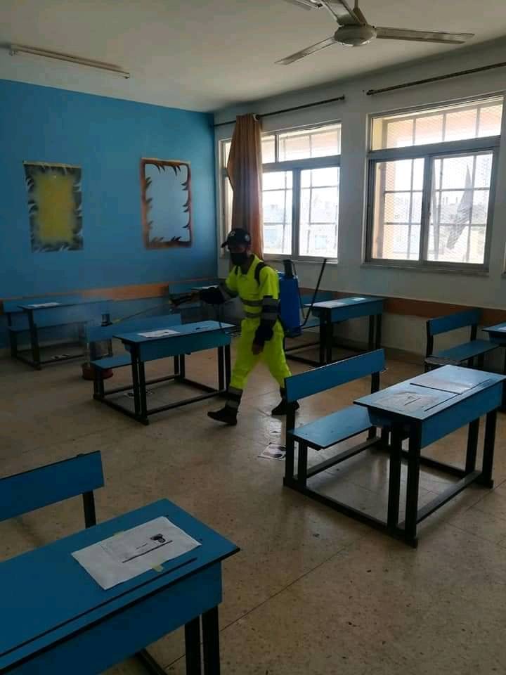 فرق الطوارئ في بلدية المفرق الكبرى تواصل تنفيذ حملات التعقيم لمراكز قاعات إمتحانات الثانوية العامة .. صور