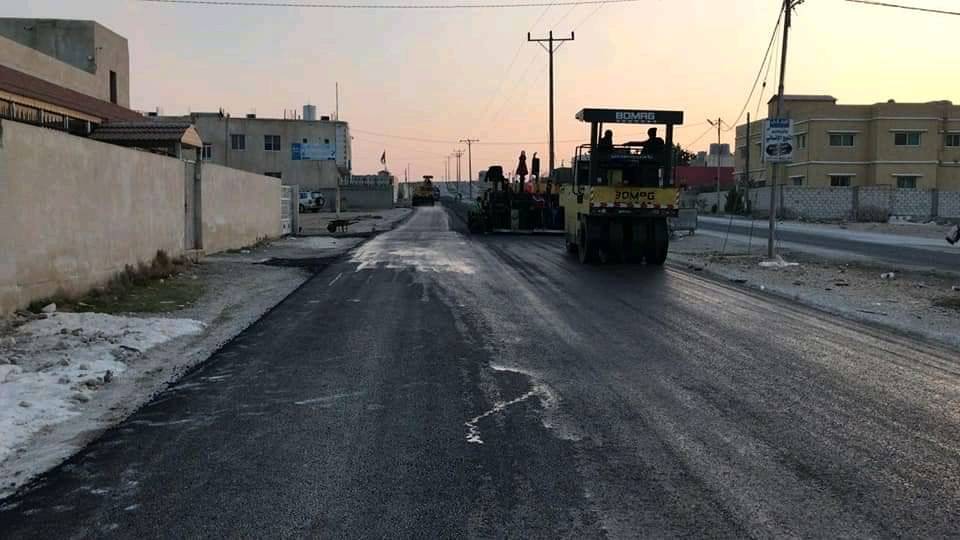 مديرية الخدمات الهندسية في بلدية المفرق الكبرى تبدأ بتنفيذ عطاء الخلطة الاسفلتية الساخنة لشوارع المدينة
