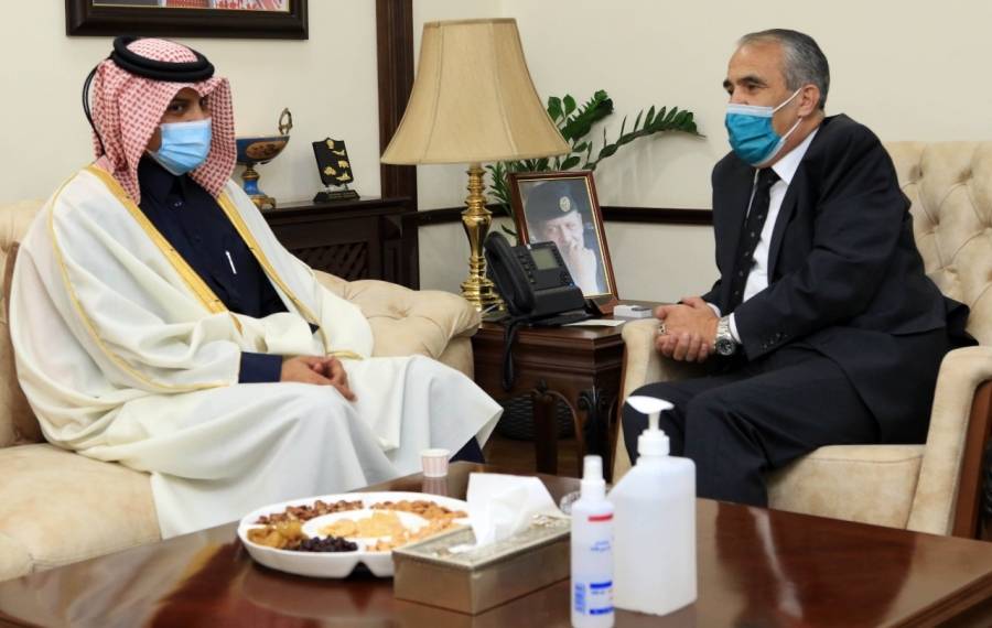 وزير الداخلية يلتقي السفير القطري