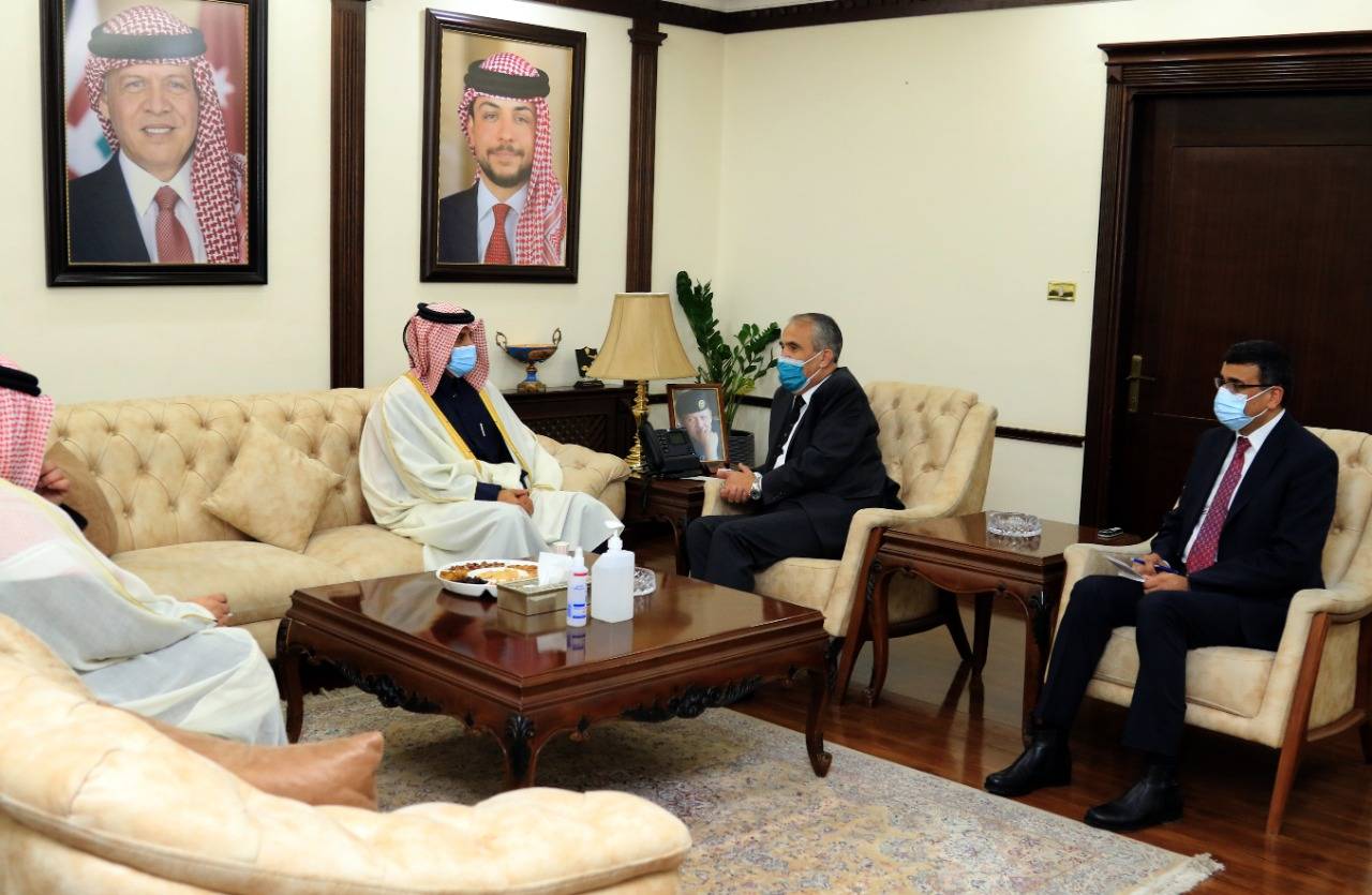 وزير الداخلية يلتقي السفير القطري