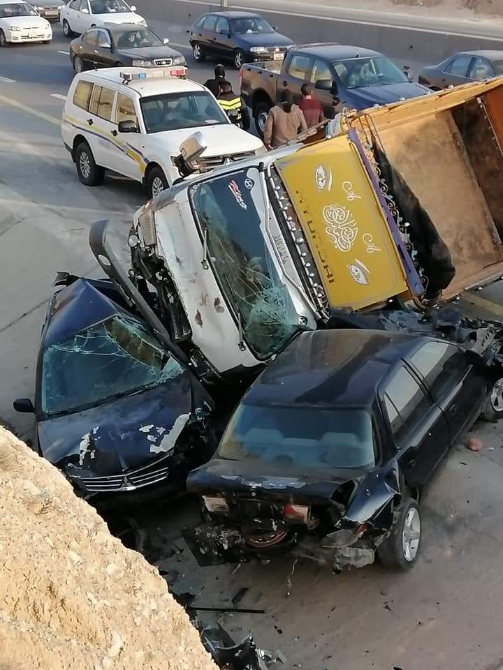 حادث تصادم بين 4 مركبات على طريق الـ 100  