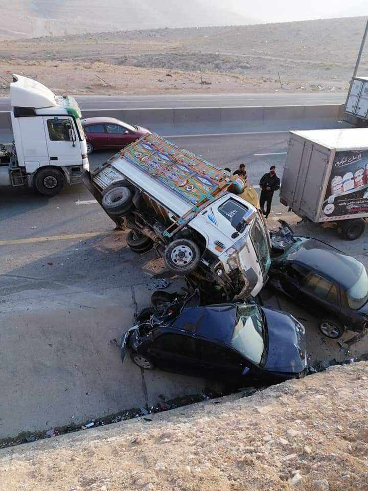 حادث تصادم بين 4 مركبات على طريق الـ 100  