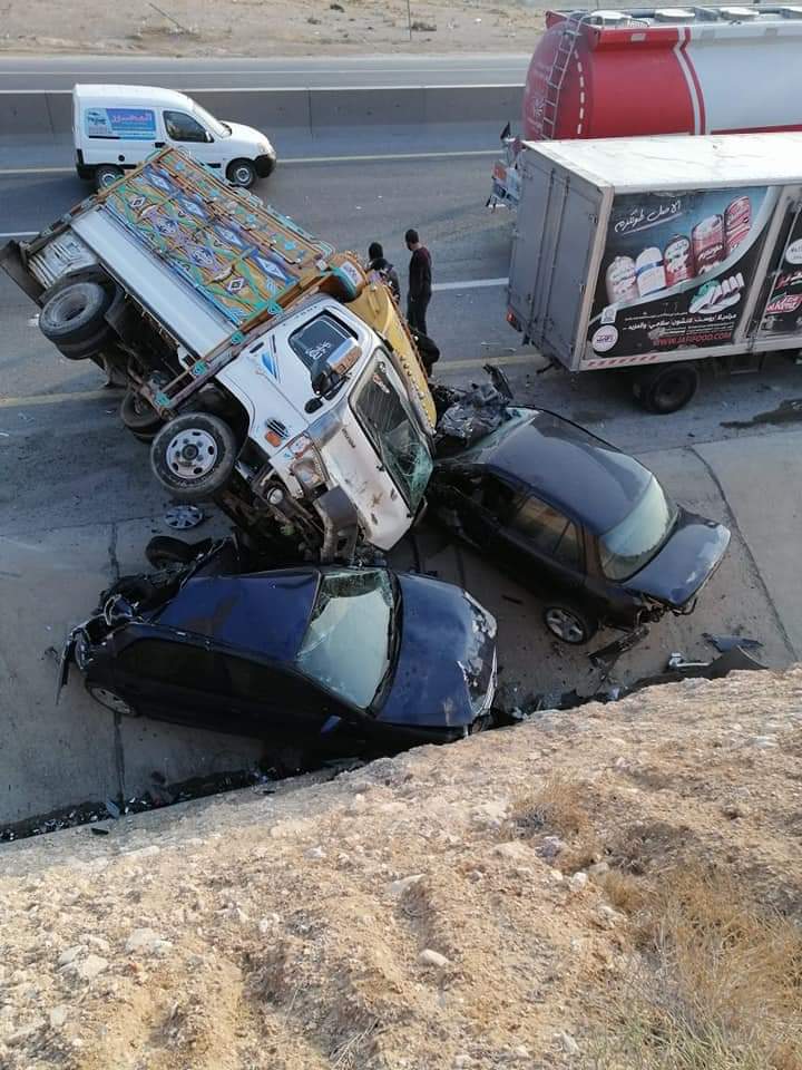حادث تصادم بين 4 مركبات على طريق الـ 100  