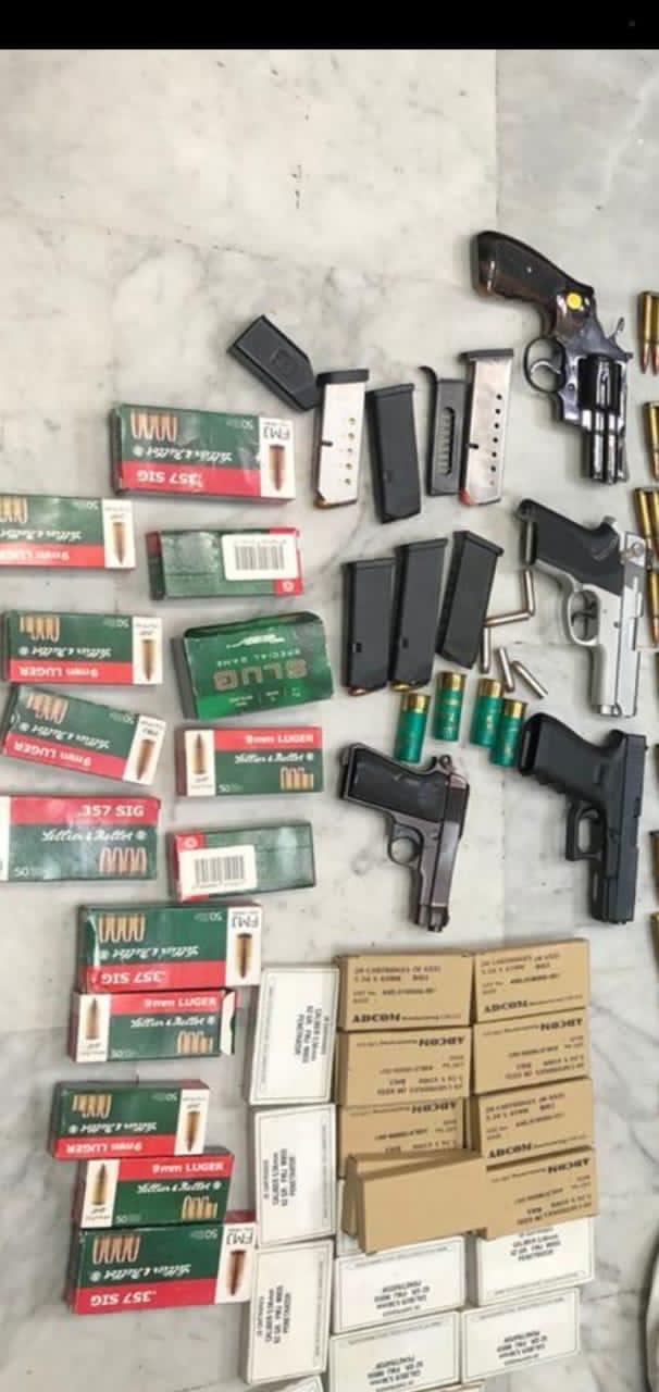 إدارة مكافحة المخدرات تُلقي القبض على شخص بحوزته كمية من المواد المخدرة وعشرة اسلحة نارية