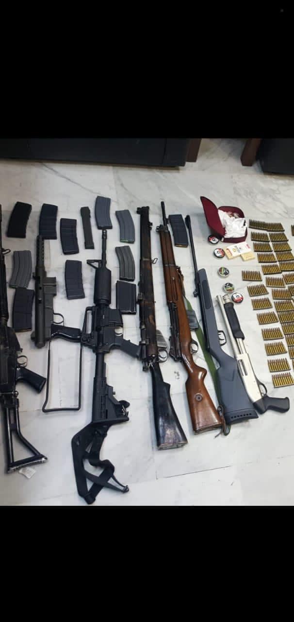 إدارة مكافحة المخدرات تُلقي القبض على شخص بحوزته كمية من المواد المخدرة وعشرة اسلحة نارية